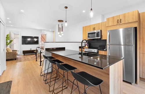 Plateau Mont Royal Apartment | Grand New 2bdr in Habitat Plateau by Denstays