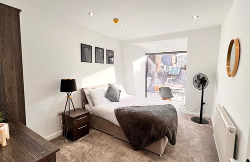 Liverpool City Centre Apartment | Grand Penthouse Condo At The Heart Of Liverpool!