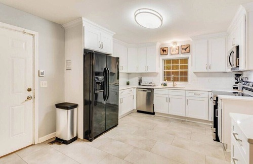 Lithonia House | Grand Retreat: 5 Bedroom Sleeps 12, Spacious Deck