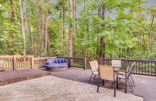 Lithonia House | Grand Retreat: 5 Bedroom Sleeps 12, Spacious Deck