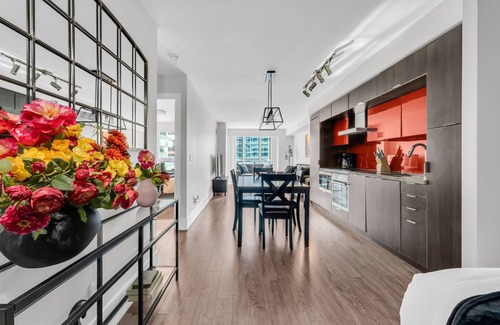 Toronto Entertainment District Hotel | Grand Royal Condos - CN Tower