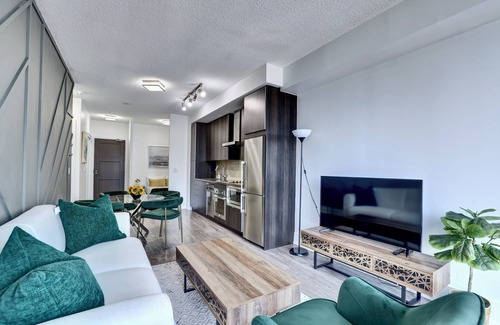 Toronto Entertainment District Hotel | Grand Royal Condos - CN Tower