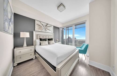 Toronto Entertainment District Hotel | Grand Royal Condos - CN Tower