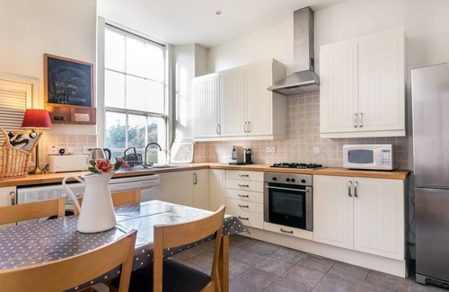 Bonnington Apartment | GRAND & SPACIOUS CENTRAL APT WITH WIFI