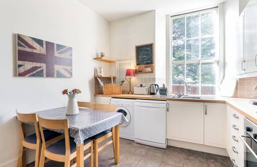 Bonnington Apartment | GRAND & SPACIOUS CENTRAL APT WITH WIFI