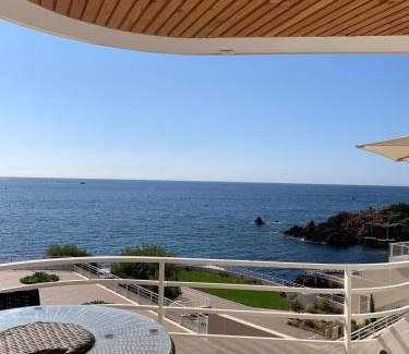 Le Trayas Apartment | Grand studio terrasse vue mer pieds dans l'eau piscine