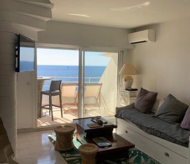 Le Trayas Apartment | Grand studio terrasse vue mer pieds dans l'eau piscine