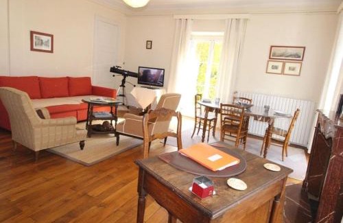 Bagneres-de-Luchon Apartment | Grand T2 Ensoleillé à Luchon, Face aux Thermes, pour 4 Pers., Proche Télécabine - FR-1-313-165