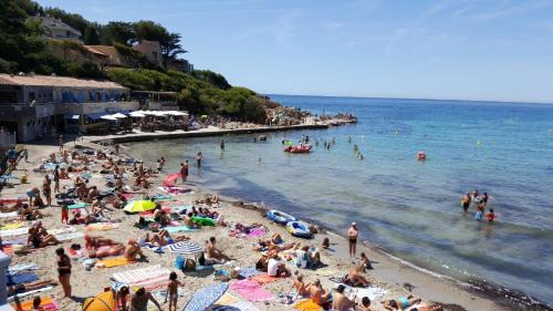 Sanary-sur-Mer Apartment | Grand T2 vue mer calme climatisé 500 m village et plage parking gratuit