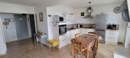 Sanary-sur-Mer Apartment | Grand T2 vue mer calme climatisé 500 m village et plage parking gratuit