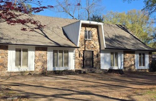 Ellendale House | Grand Tudor Mansion with Pool near Germantown