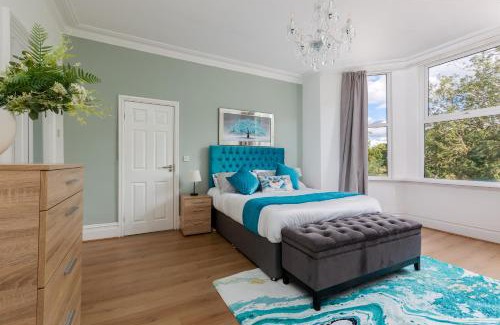 Liverpool Villa | Grand Victorian Villa 6 - En-Suites, Hot Tub, Cinema Room, Private Parking & Park View