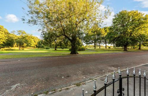 Liverpool Villa | Grand Victorian Villa 6 - En-Suites, Hot Tub, Cinema Room, Private Parking & Park View