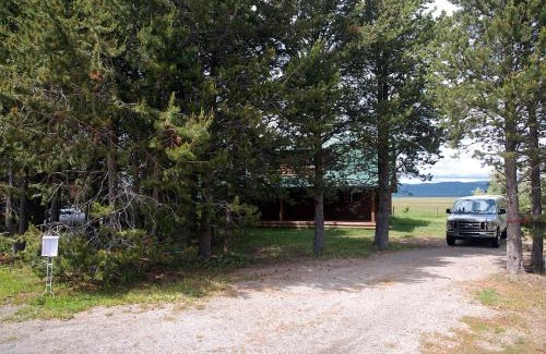 Island Park House | Grand View Retreat by KABINO Dogs OK Garage Huge Views FirePit Satellite WiFi