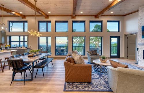 Sevierville House | Grand Vista Retreat by AvantStay Luxury Group Retreat w Indoor Pool, Arcade & 56-Mile Views