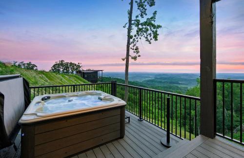 Sevierville House | Grand Vista Retreat by AvantStay Luxury Group Retreat w Indoor Pool, Arcade & 56-Mile Views