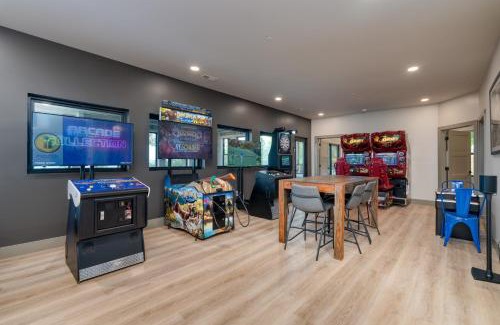 Sevierville House | Grand Vista Retreat by AvantStay Luxury Group Retreat w Indoor Pool, Arcade & 56-Mile Views