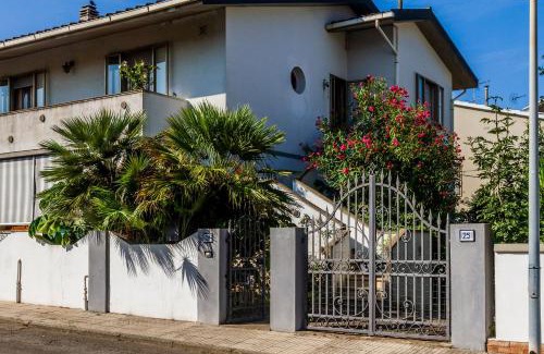 Cecina Apartment | Grande Appartamento in Villa con 2 camere, terrazze, giardino, barbecue e posto auto privato Tutti spazi uso esclusivo