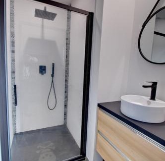 Bourg Pelousiere House | Grande chambre climatisée - Max 2 personnes - avec sanitaire complet privatif moderne proche Zénith-Atlantis