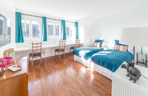 Dol-de-Bretagne Apartment | Grande Hôtelière Avec Petit Parc en Centre-ville