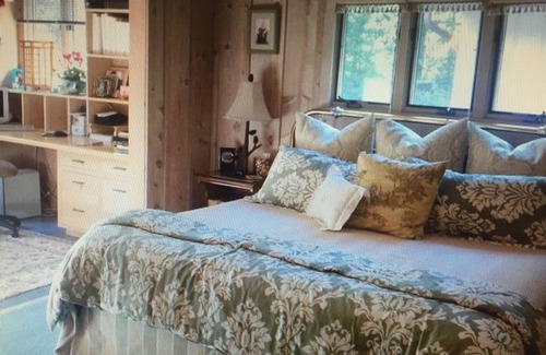 Glenville House | Grandfathered Inn, Perfect stay for 1-5. Heart of Glenville & with LakeView.
