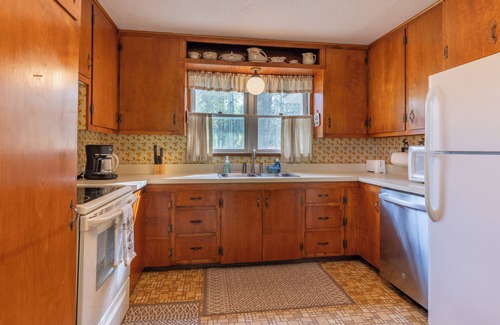 West Glacier House | Grandma’s Cabin, West Glacier riverfront kid/pet friendly, 1 mile from Glacier!