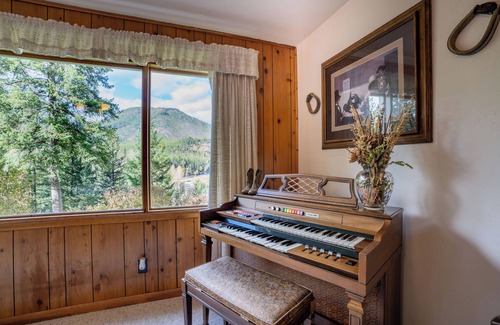West Glacier House | Grandma’s Cabin, West Glacier riverfront kid/pet friendly, 1 mile from Glacier!