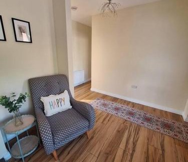 Omagh House | 'Grange Hideaway' Town Centre (Sleeps 6)