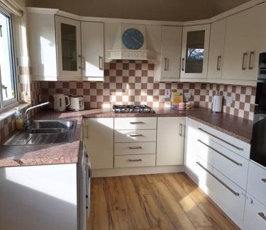 Omagh House | 'Grange Hideaway' Town Centre (Sleeps 6)
