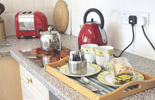 Haverfordwest Cottage | GRANSTON COTTAGE, pet friendly, with open fire in Castle Morris