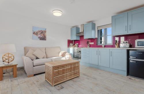 Haverfordwest House | Grassholm Cottage with Hot Tub - Dog Friendly