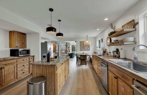 Johnson City House | Grasslands Pool Hot Tub Hill Country Views