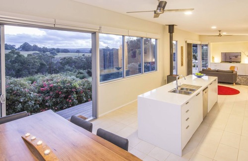 Yallingup House | Grasstree Views - peaceful, idyllic weekender