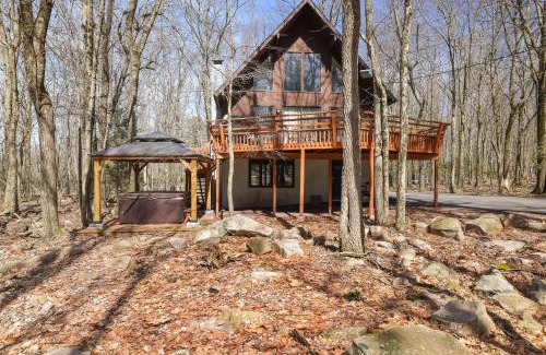 Lake Harmony Estates House | Grateful Escape AvantStay Hot Tub Sauna Deck Firepit Beach Access