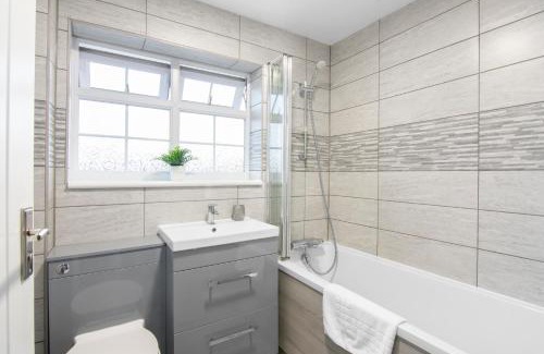 Gravesend Apartment | Gravesend 3 Beds By JADA Homes