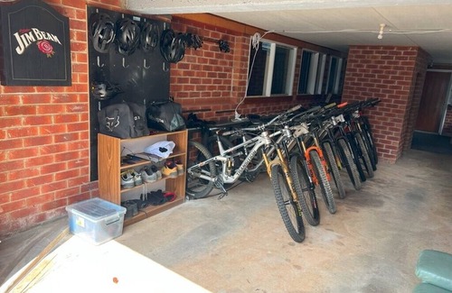 Batehaven House | Gravity Stayz - 5min ride to the Mogo Trails and beautiful beaches