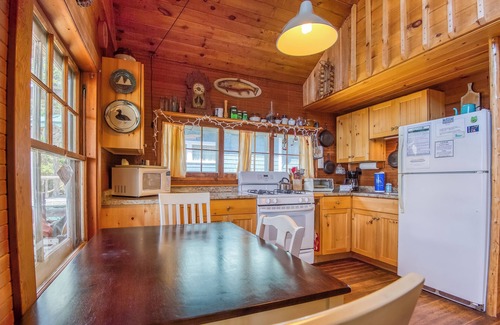 Rangeley House | 🐾Gray Wulff - This rustic dog friendly camp sits on the shore of Quimby Pond