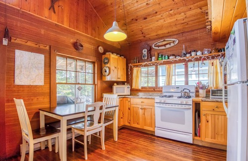Rangeley House | 🐾Gray Wulff - This rustic dog friendly camp sits on the shore of Quimby Pond