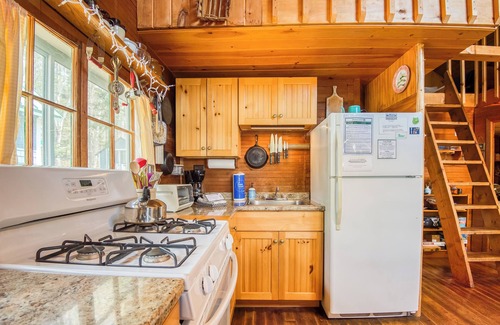 Rangeley House | 🐾Gray Wulff - This rustic dog friendly camp sits on the shore of Quimby Pond