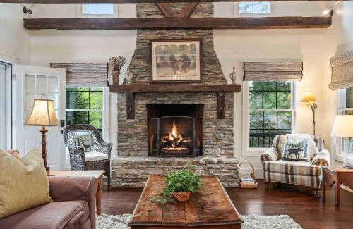 Highlands House | Grayling Cottage - Walk to Highlands Main Street
