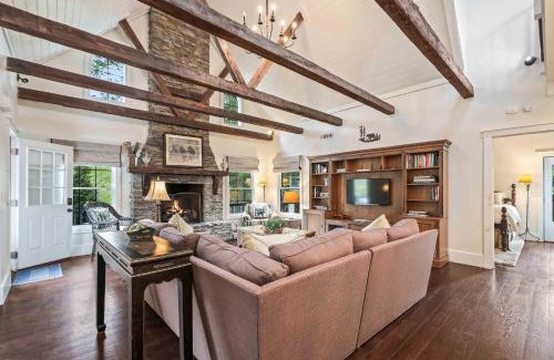 Highlands House | Grayling Cottage - Walk to Highlands Main Street