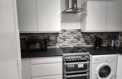 West Thurrock Apartment | Grays Apartment with City Views lakeside shopping