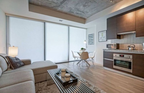 Fashion District Apartment | Great 1BR Condo in King West