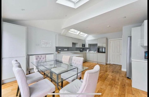 Tooting Apartment | Great 4 Bedroom home in Tooting