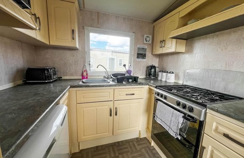 Louth House | Great 6 berth caravan for hire with decking at Sunnydale Holiday Park ref 35221S