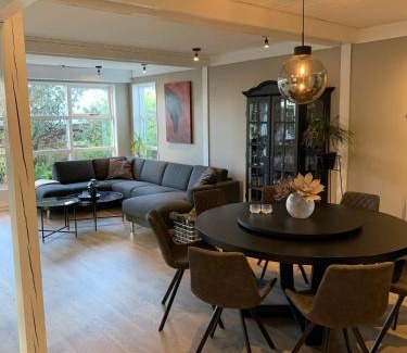 Breidholt House | Great 8 person house Reykjavik free use of car!