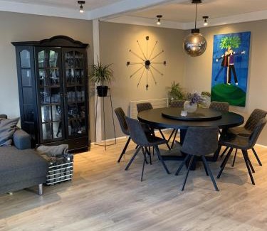 Breidholt House | Great 8 person house Reykjavik free use of car!