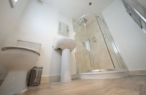 Heathrow Villages House | Great Airport Sleep