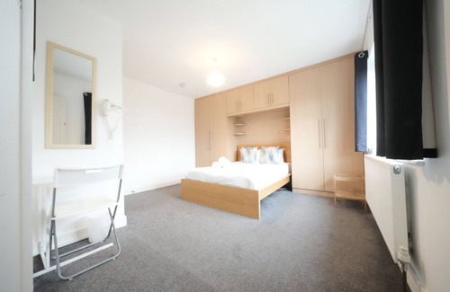Heathrow Villages House | Great Airport Sleep