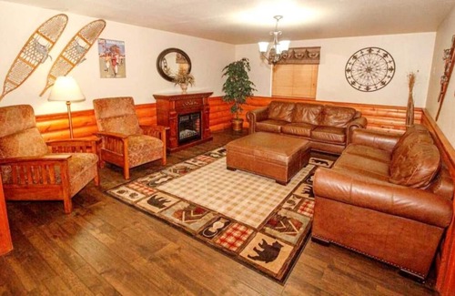 Ponderay House | Great Amenities! 2 Spacious Units, Shuttle, Laundry, Breakfast, Spa Tub!